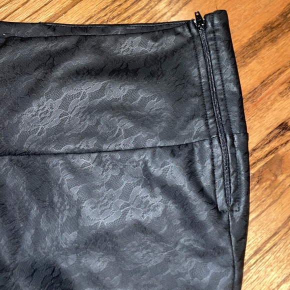Vegan Leather Lace textured Leggings - Picture 10 of 15